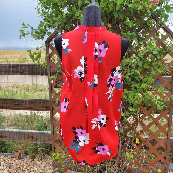 41 Hawthorn Breyson Pleat Detail Women's Blouse | Tropical Floral Red | Medium - Picture 15 of 15